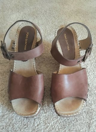 Cuñas de piel marrones