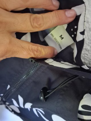 Falda Esprit negra con flores blancas