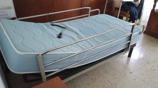 Cama ortopédica metálica y de madera