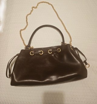 Bolso marrón Stradivarius con cadena dorada