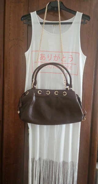 Bolso marrón Stradivarius con cadena dorada