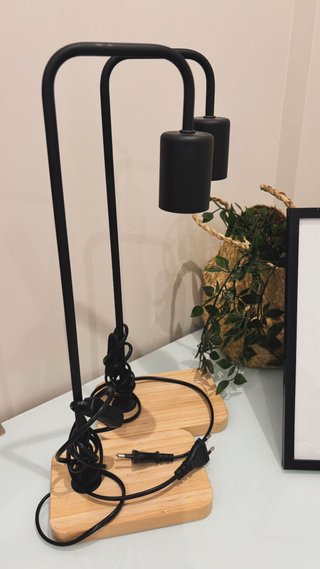 Lámparas de mesa negras y madera