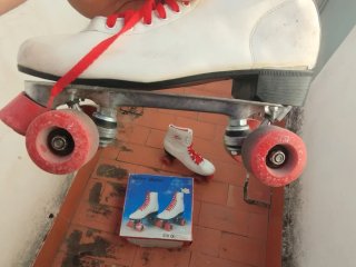 Patines Clásicos Blancos con Cordones Rojos