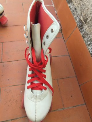 Patines Clásicos Blancos con Cordones Rojos