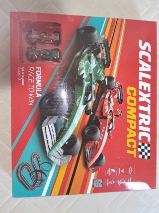 Scalextric Compact Formula Race to Win