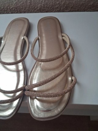 Sandalias doradas Marypaz con pedrería