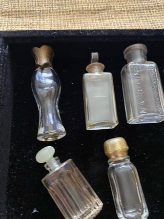 Lotto di 11 miniature di profumieri antichi