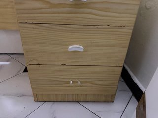 Escritorio de madera con cajones