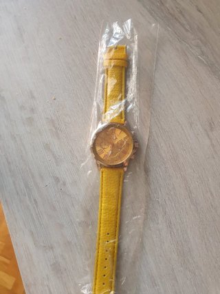 Reloj de pulsera dorado y amarillo
