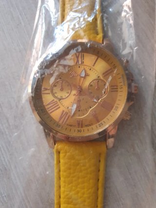 Reloj de pulsera dorado y amarillo