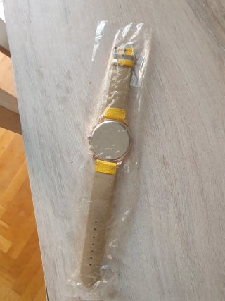Reloj de pulsera dorado y amarillo