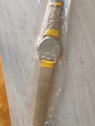 Reloj de pulsera dorado y amarillo