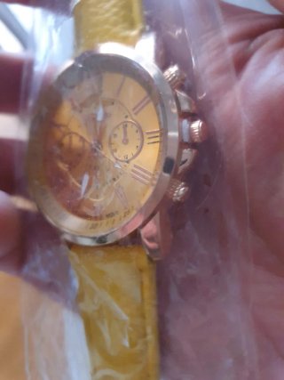 Reloj de pulsera dorado y amarillo