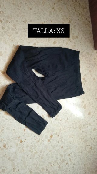 Caja con pantalones de distintas marcas y tallas