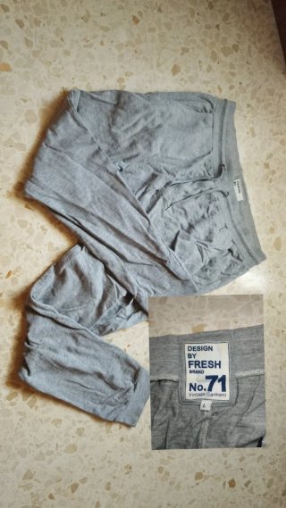 Caja con pantalones de distintas marcas y tallas