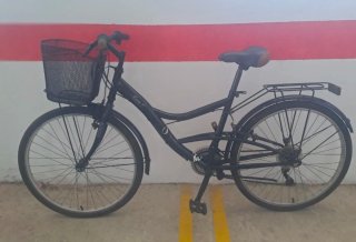 Bicicleta de paseo negra con cesta