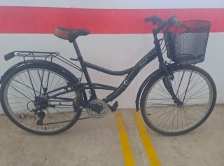 Bicicleta de paseo negra con cesta