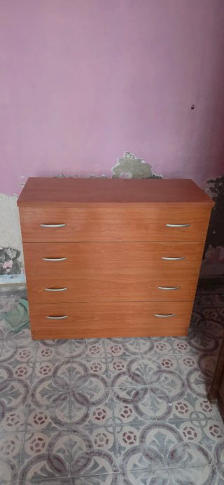 Comò in legno con 4 cassetti