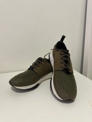 Zapatillas deportivas verdes y negras