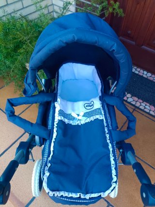 Cochecito de juguete azul