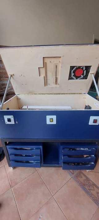 Mesa de trabajo artesanal azul