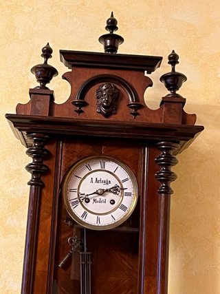 Reloj de Madera Antiguo con pendulo marca Arteaga