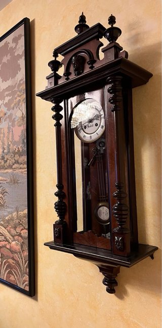 Reloj de Madera Antiguo con pendulo marca Arteaga