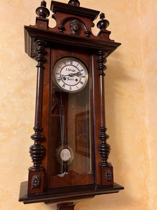 Reloj de Madera Antiguo con pendulo marca Arteaga