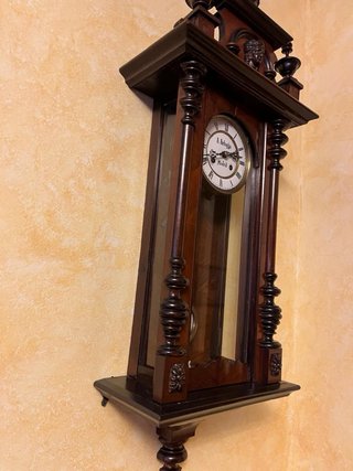 Reloj de Madera Antiguo con pendulo marca Arteaga