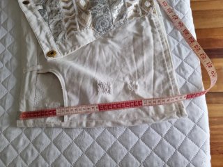 Falda corta desigual blanca con detalles dorados