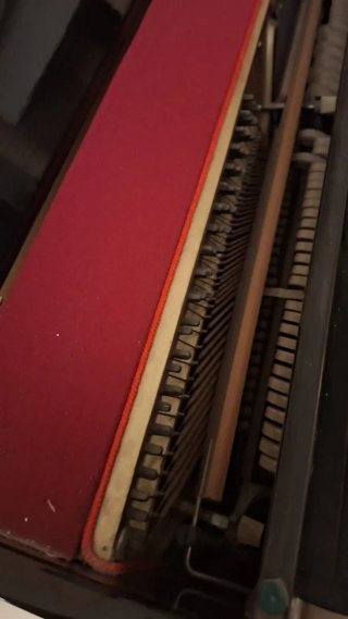 Piano de pared Tchaikovsky