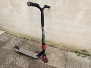 Patinete  negro y rojo