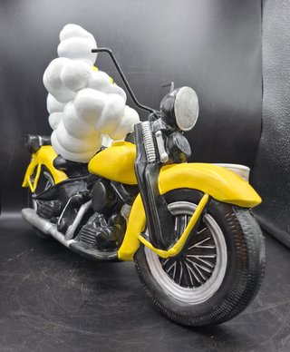 Gran Figura Michelin en Moto de Resina