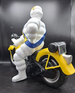 Gran Figura Michelin en Moto de Resina