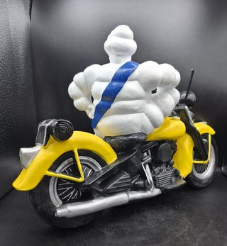 Gran Figura Michelin en Moto de Resina
