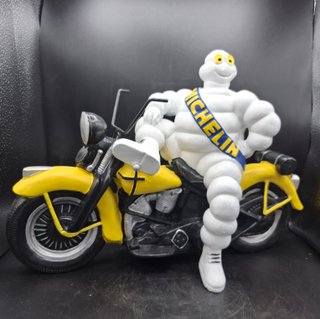 Gran Figura Michelin en Moto de Resina