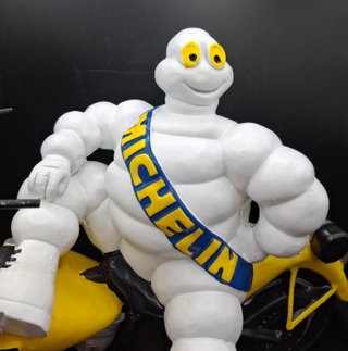 Gran Figura Michelin en Moto de Resina