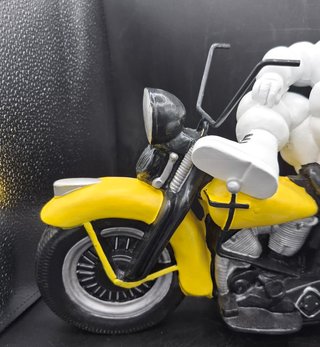 Gran Figura Michelin en Moto de Resina