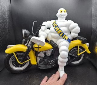 Gran Figura Michelin en Moto de Resina