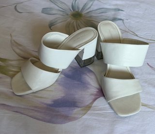 Sandalias Bershka tacón transparente blancas