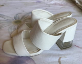 Sandalias Bershka tacón transparente blancas