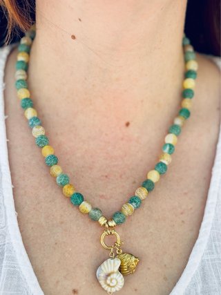 Collar hecho a mano con abalorios