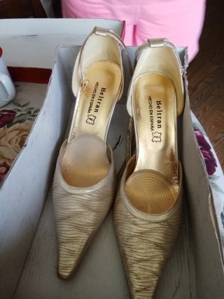 Zapatos de tacón dorados Beltrán