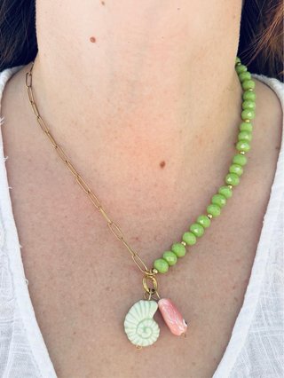 Collar hecho a mano con abalorios y charms