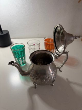 Teiera e bicchieri arabi