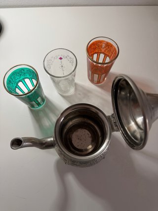 Teiera e bicchieri arabi