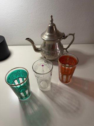 Teiera e bicchieri arabi