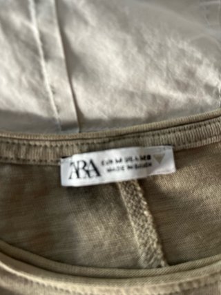 Camiseta Zara caqui clarito