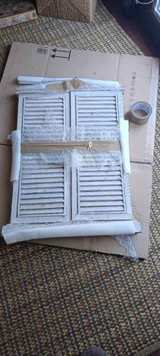 Specchio con cornice in legno e persiana