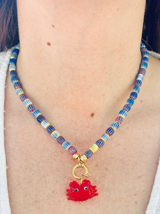 Collar hecho a mano con abalorios y cangrejo